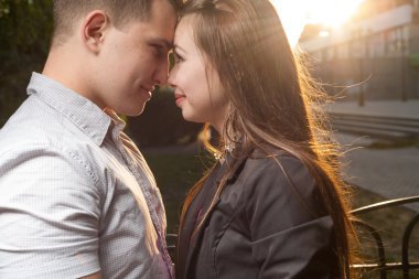 iki şehirdeki günbatımında sırt içinde