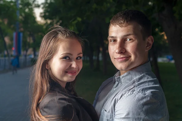 Jeune couple amoureux — Photo