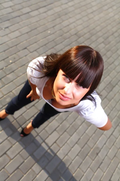 Ragazza con i capelli lunghi in città — Foto Stock