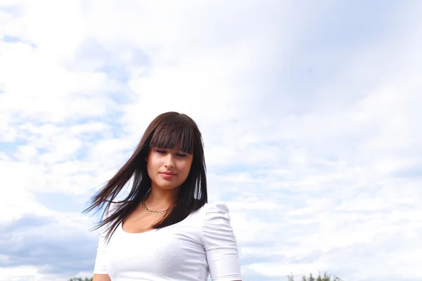 Schöne lange Haare brünett Himmel — Stockfoto