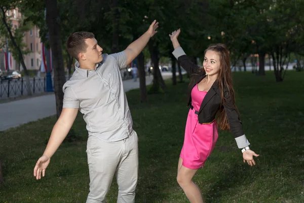 Feliz pareja de jóvenes adultos bailando al aire libre por la noche —  Fotos de Stock