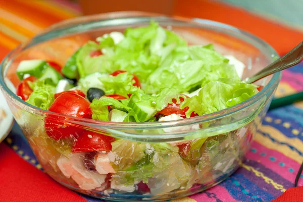 Свіжий овочевий салат на тарілці — стокове фото