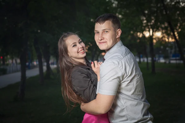 Jeune couple amoureux — Photo