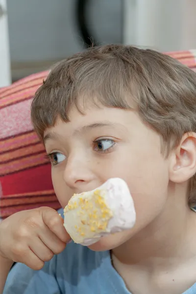 Menino com sorvete — Fotografia de Stock