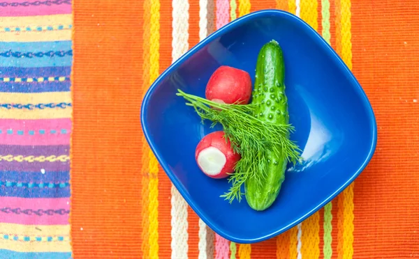 Cuisine savoureuse. légumes frais dans un bol — Photo