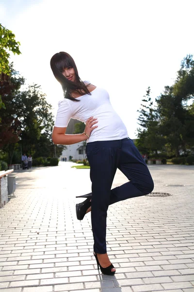 Jolie jeune femme en plein air — Photo