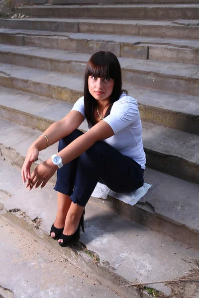 Young beautiful thoughtful girl ... — Stock Photo, Image