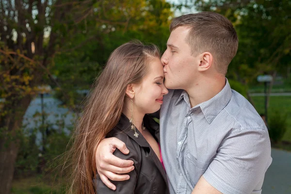 Unga par i kärlek kyssas — Stockfoto