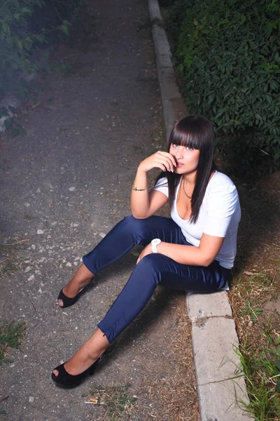Mladá krásná zamyšlená dívka sedící — Stock fotografie