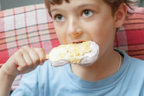 Söt liten pojke som äter glass — Stockfoto