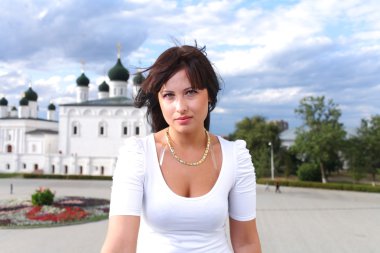 Güzel gülümseyen kız