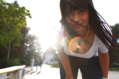 genç güzel kadın portre arkadan aydınlatmalı