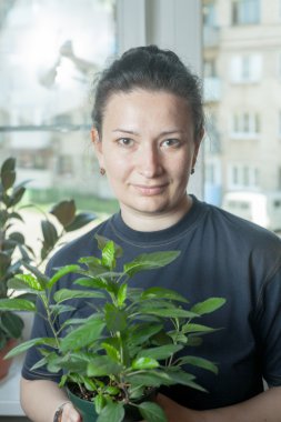 kadın evde kapalı houseplant sonra arıyorsunuz