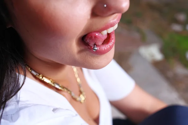 Chica con la lengua perforada — Foto de Stock