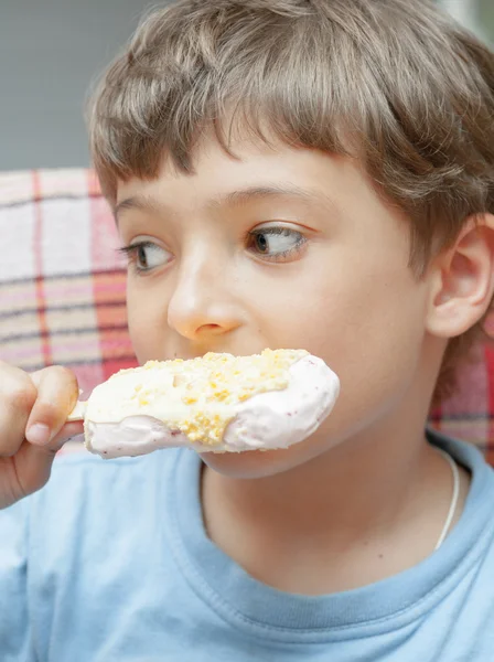 Porträtt av en pojke med glass — Stockfoto