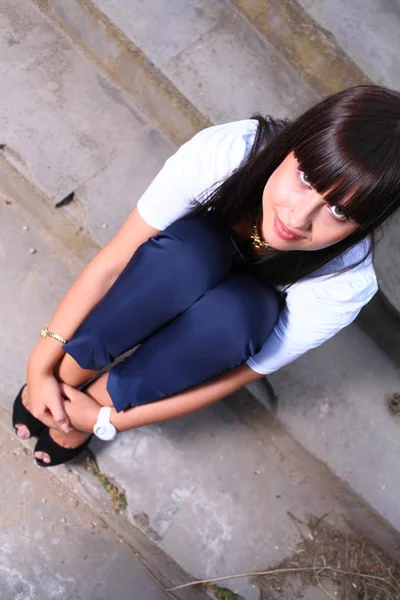 Schöne junge Frau im Freien auf Treppen — Stockfoto