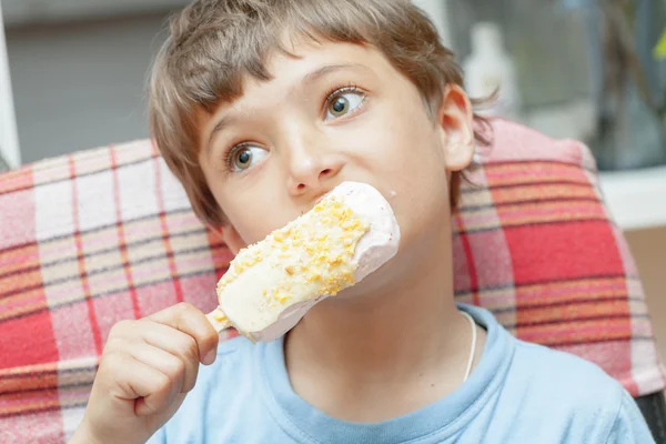 Söt liten pojke som äter glass — Stockfoto