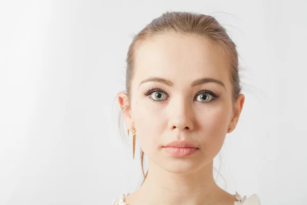 Retrato de una mujer rubia expresión en blanco — Foto de Stock