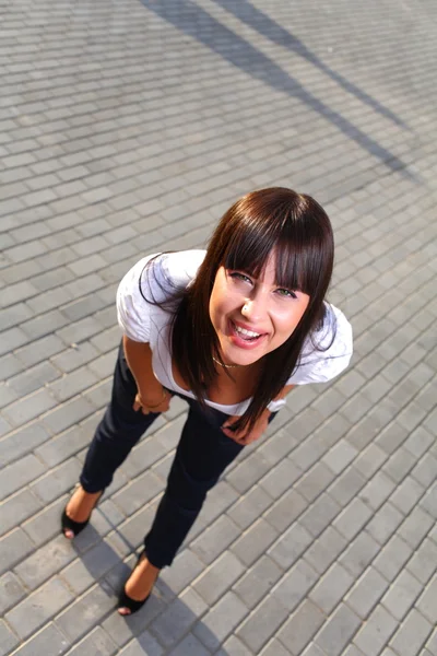 Mujer bastante joven al aire libre — Foto de Stock