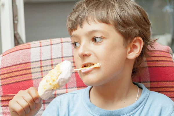 Portrait d'un garçon avec crème glacée — Photo