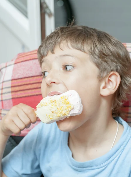 吃冰淇淋的可爱小男孩 — 图库照片
