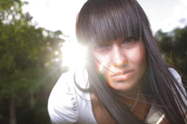 Jovem adorável mulher closeup backlit — Fotografia de Stock