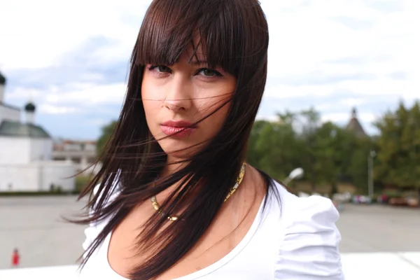 Chica con el pelo largo en la ciudad — Foto de Stock