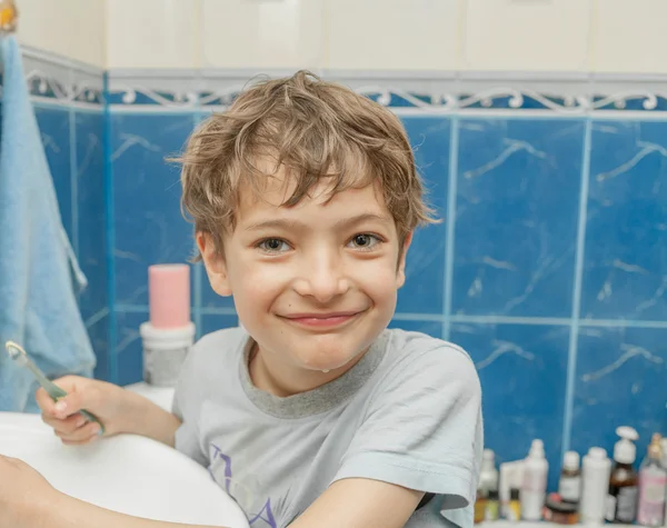 Liten pojke tvättar i ett badrum — Stockfoto