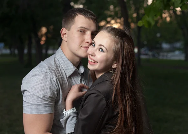 Jovem casal apaixonado — Fotografia de Stock