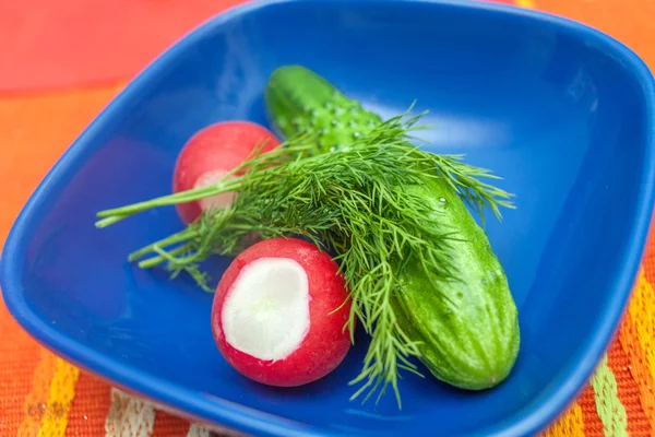 Вкусная кухня. свежие овощи в миске — стоковое фото