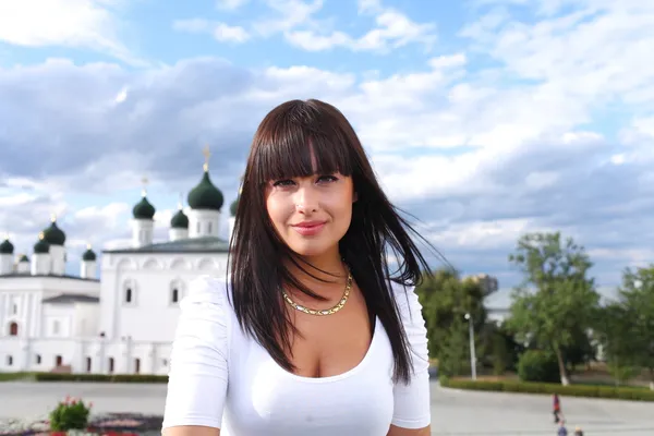 Portrait de fermeture Souriant Brunette Femme En plein air — Photo