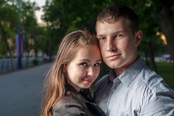 Lyckligt ungt par kär — Stockfoto