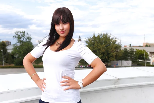 Mädchen mit langen Haaren in der Stadt — Stockfoto