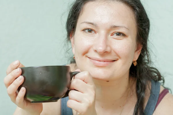 Femme souriante boire du thé sourire — Photo