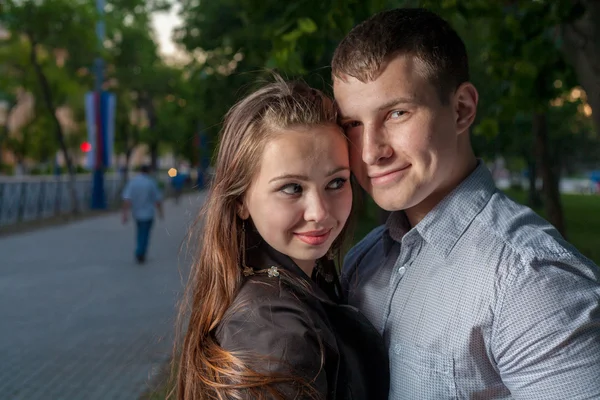 Feliz pareja de jóvenes adultos bailando al aire libre por la noche — Foto de Stock