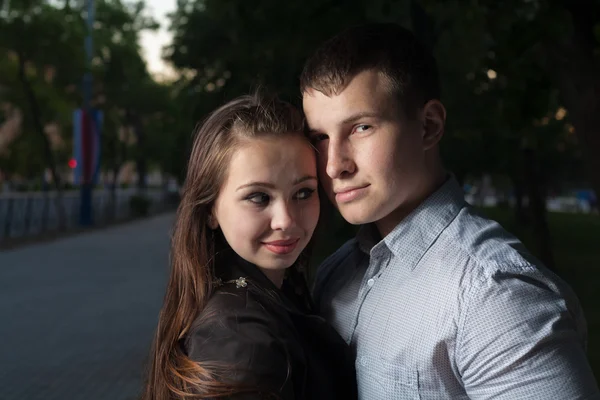 Jong koppel in liefde gezicht en schouders — Stockfoto