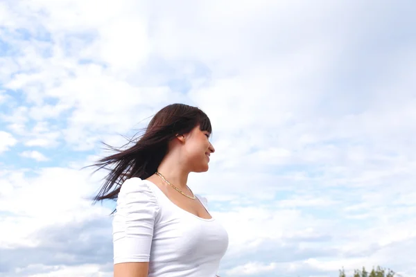 Belo céu morena cabelo longo — Fotografia de Stock