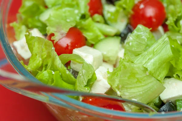 Салат из свежих овощей на тарелке — стоковое фото