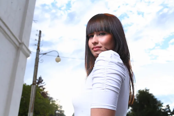 Mädchen mit langen Haaren in der Stadt — Stockfoto