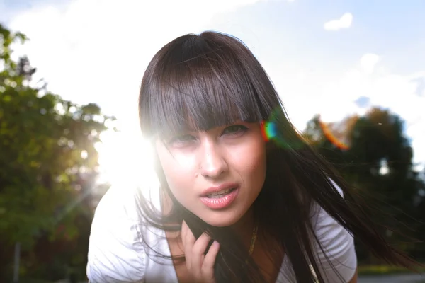 Jovem adorável mulher closeup backlit — Fotografia de Stock