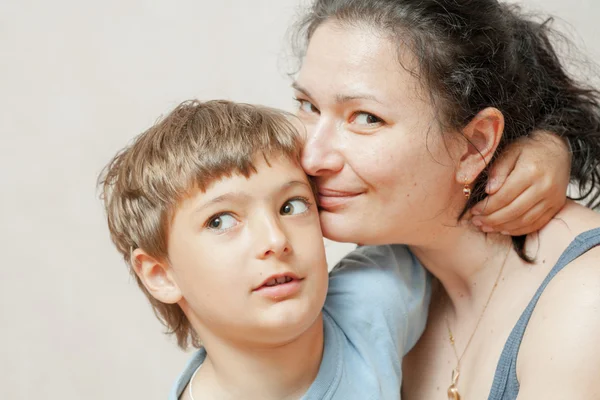 Mignon petit garçon embrassant sa mère — Photo