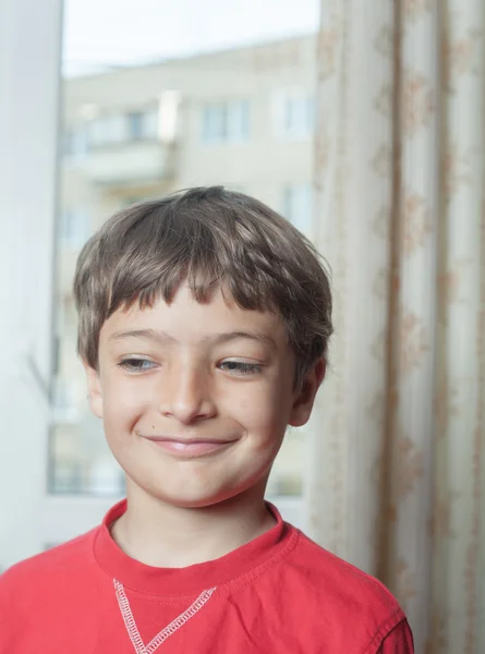 Porträtt av en bedårande ung pojke inomhus — Stockfoto