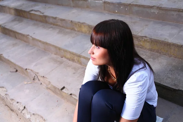 Beautiful young woman outdoors on stairs — Stock Photo, Image