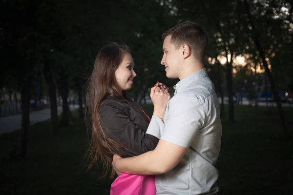 Jong paar in liefde zoenen — Stockfoto