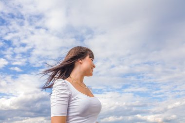 güzel uzun saçlı esmer sky