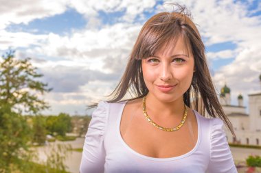 esmer kadın dışarıda gülümseyen portre portre