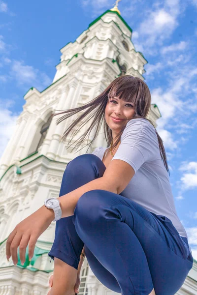 Model posing in front of tall building — Stock Photo, Image