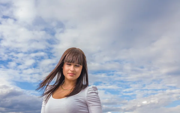 Belo céu morena cabelo longo — Fotografia de Stock