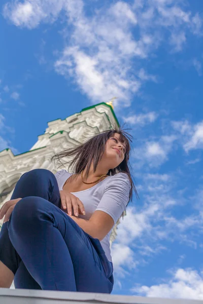 Model posing in front of tall building — Stock Photo, Image