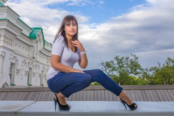 Model posing in front of tall building — Stock Photo, Image